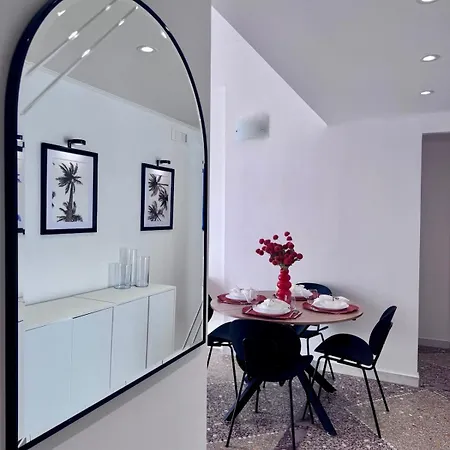 Апартаменты Palm Haven 5 Min From Lido Centro Лидо-ди-Остия